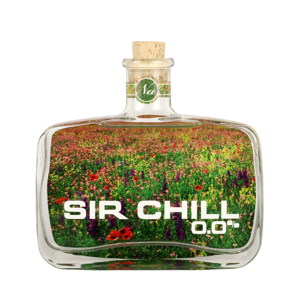 Een fles Sir Chill met een aparte vierkante vorm en veldbloemen op de achtergrond.
